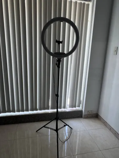 Ring Light with Phone Holder, Remote Control – 12 Lighting Modes – Perfect Condition