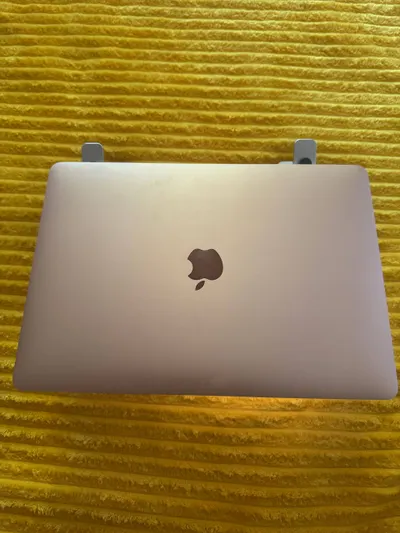 MacBook Air Retina 13" 2020 (Intel i3, 8GB RAM, SSD 256GB) – 7 млн VND