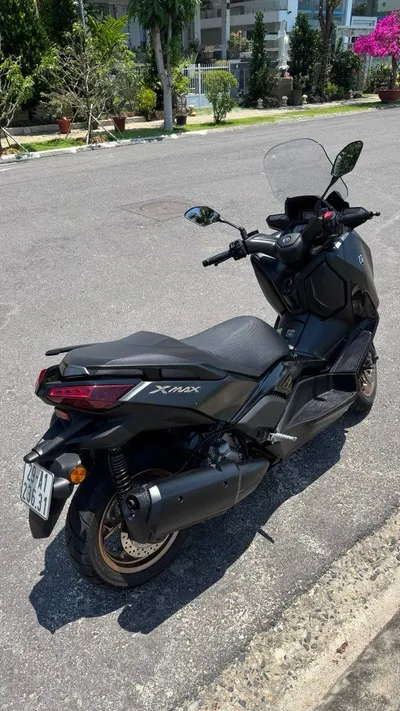Yamaha X-Max 300 Maxi-Scooter 2024 – 30k Km – Original Top Box, LED Lights, GPS – 121 Million VND