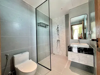 Studio cho thuê gần biển ở trung tâm Nha Trang – đầy đủ nội thất, tầng 6 với ban công – 11.5 triệu VND/tháng