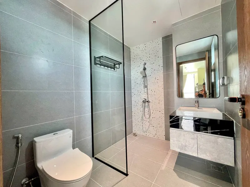 Studio cho thuê gần biển ở trung tâm Nha Trang – đầy đủ nội thất, tầng 6 với ban công – 11.5 triệu VND/tháng — 5/7