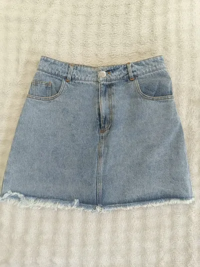 Bộ sưu tập 5 mặt hàng: Áo khoác gió, chân váy jeans, quần đùi, liền quần H&M, máy duỗi tóc Braun – 330.000 VND