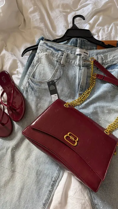 Bộ Thời Trang Nữ – Dép, Túi, Quần Jeans – Mới Có Nhãn – 950.000 VND Tổng Cộng