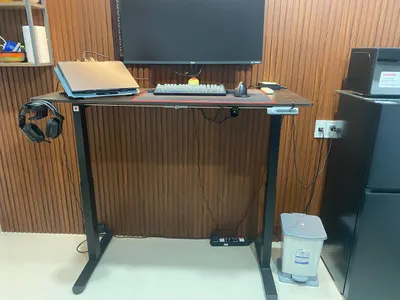 Стол с электроподъёмным механизмом (sit-stand) – идеальное состояние – 2,5 млн VND