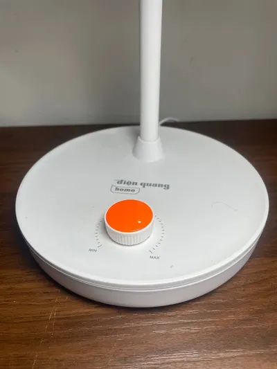 Đèn LED bàn trắng có pin sạc và điều chỉnh độ sáng