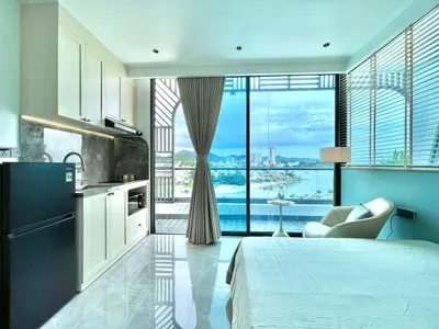 Studio cho thuê gần biển ở trung tâm Nha Trang – đầy đủ nội thất, tầng 6 với ban công – 11.5 triệu VND/tháng