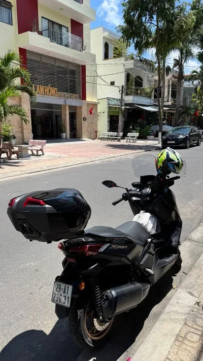 Yamaha X-Max 300 Maxi-Scooter 2024 – 30k Km – Original Top Box, LED Lights, GPS – 121 Million VND
