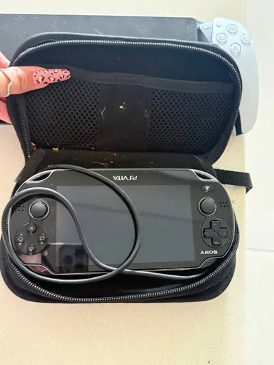 PS5、PlayStation Portal、PS Vita 和戴森直发器 – 电子产品套装