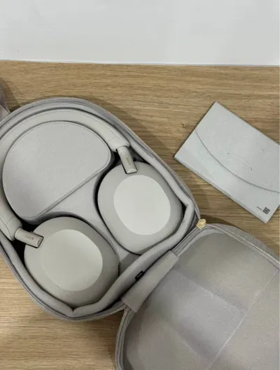 Sony WH-1000XM5 헤드폰 및 Apple Watch SE 2021 판매