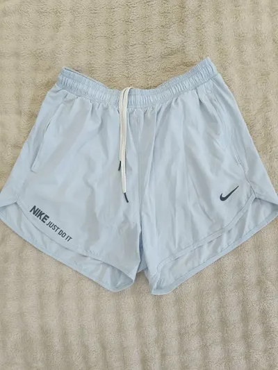 Bộ sưu tập 5 mặt hàng: Áo khoác gió, chân váy jeans, quần đùi, liền quần H&M, máy duỗi tóc Braun – 330.000 VND