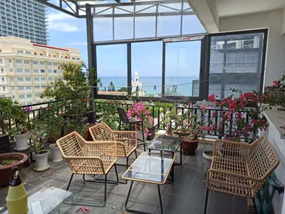 Studio Apartment ở Trung Tâm Thành Phố với Tầm Nhìn Ra Biển - 28 m², Đầy Đủ Nội Thất, Sân Thượng Chung