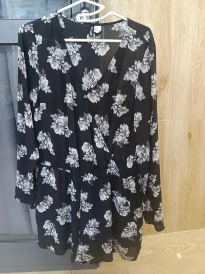 Bộ sưu tập 5 mặt hàng: Áo khoác gió, chân váy jeans, quần đùi, liền quần H&M, máy duỗi tóc Braun – 330.000 VND