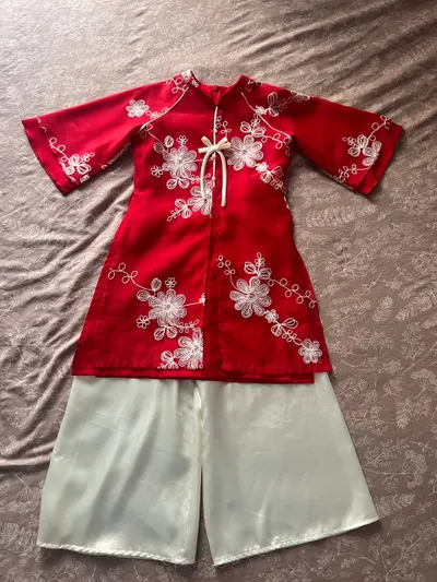 儿童传统越南奥黛服（6-7岁）- 如新状态，仅穿过一次 - 10万越南盾