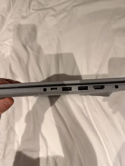 ASUS Vivobook 15 (X1504VA, 2024) 笔记本电脑 – Intel i5, 16GB RAM, 512GB SSD – 1150万 VND