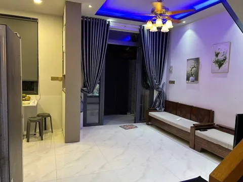 냐짱 북쪽 임대용 3층 주택 – 180m², 침실 3개, 욕실 3개, 완전 가구 완비 – 월 1,350만 VND