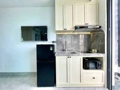 Studio cho thuê gần biển ở trung tâm Nha Trang – đầy đủ nội thất, tầng 6 với ban công – 11.5 triệu VND/tháng