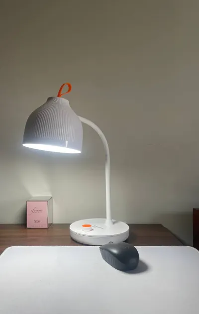 Đèn LED bàn trắng có pin sạc và điều chỉnh độ sáng