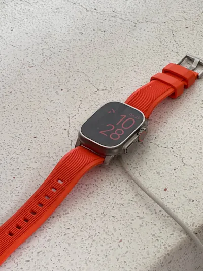 Apple Watch Ultra 1 – 橙色 Nomad 表带、充电器 – 850 万越南盾