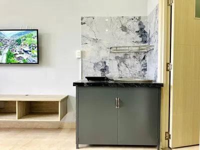 안덕 지구 스튜디오 아파트 – 50m², 2층, 가구 완비, 안전 지역 – 700만 베트남동/월