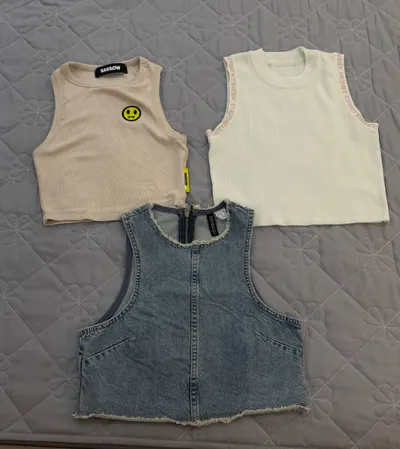 Bộ quần áo: 3 áo thun và quần short Calvin Klein, kích cỡ S