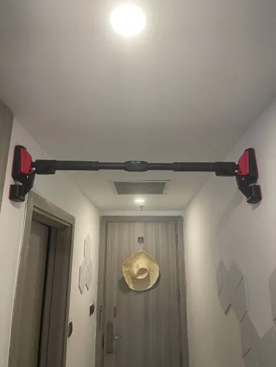 판매: 검은색 오토바이 헬멧, 문틀 풀업 바, 50kg 덤벨 세트