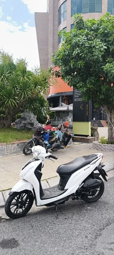 두 대의 50cc 스쿠터 렌탈 – Kymco Hermosa 2020 및 Espero Velia 2025(USB 충전 포트 포함)