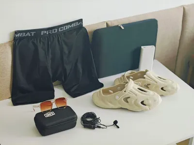 Nhiều món hàng: Crocs, quần áo thể thao (Adidas, Uniqlo, DC Shoes), điện tử và giày chạy Hoka – tất cả mới/tình trạng tốt