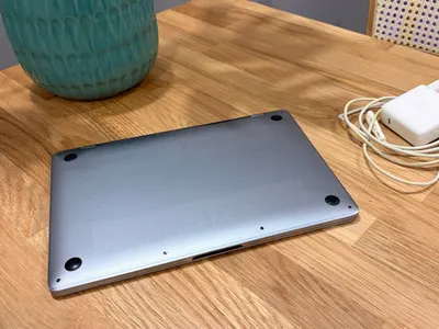 MacBook Pro 13" (2019) bán – Bàn phím tiếng Nga, pin cần bảo dưỡng – 8.500.000 VND
