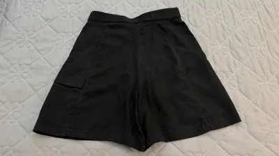 Bộ quần áo: 3 áo thun và quần short Calvin Klein, kích cỡ S