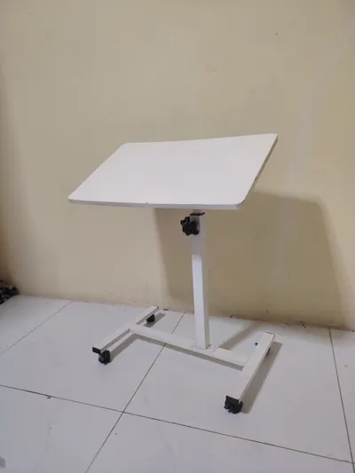 Bàn cũ có thể điều chỉnh chiều cao và độ nghiêng – 100,000 đồng