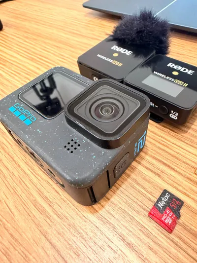 GoPro 12 HERO BLACK – 미디어 모듈, 512GB 카드 및 Road 마이크가 포함된 완전 키트