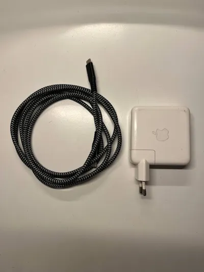 MacBook Pro 13" 2020 – Intel i5, 16 GB RAM – 9 900 000 VND
