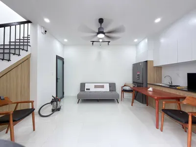나트랑 중심부 2침실 주택 임차 – 60m², 발코니, 월 1,600만 VND