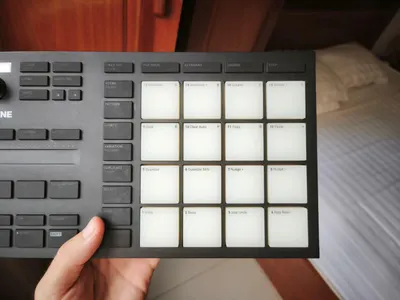 NI Maschine Mikro MK3 Bộ điều khiển âm nhạc – tình trạng tốt – 150 USD