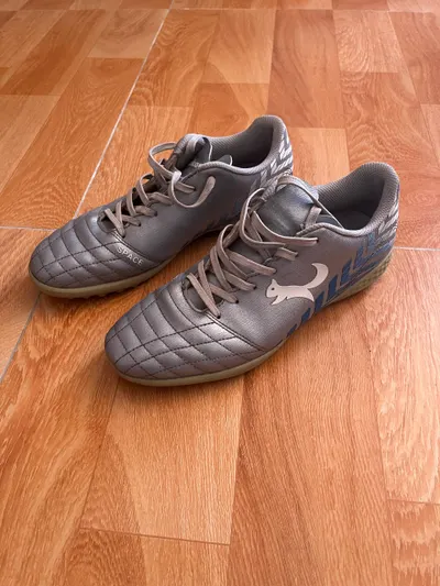 Vali, giày futsal, khóa, xích và Crocs – tự lấy phía nam Nha Trang