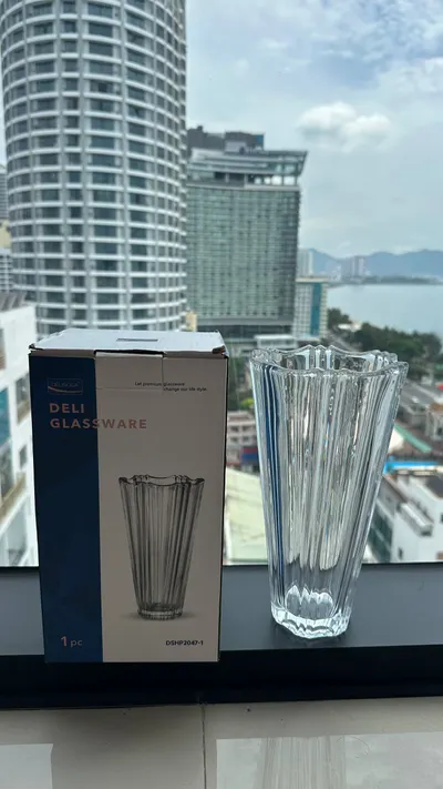 Bình hoa thủy tinh lớn – cao 24 cm, đế nặng với hình chạm nổi