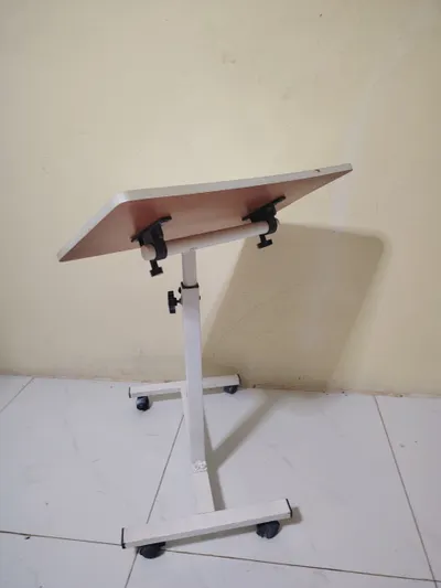 Bàn cũ có thể điều chỉnh chiều cao và độ nghiêng – 100,000 đồng