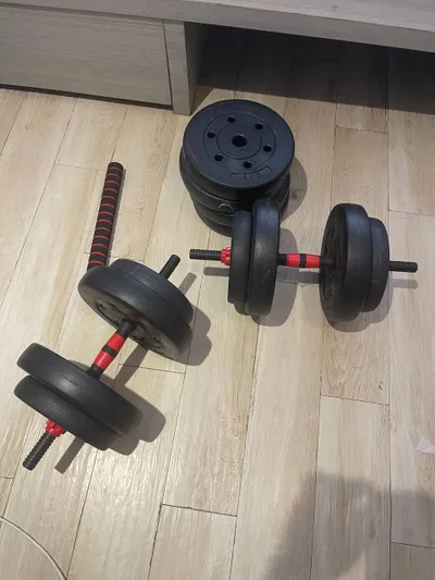 판매: 검은색 오토바이 헬멧, 문틀 풀업 바, 50kg 덤벨 세트