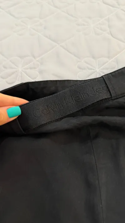 Bộ quần áo: 3 áo thun và quần short Calvin Klein, kích cỡ S