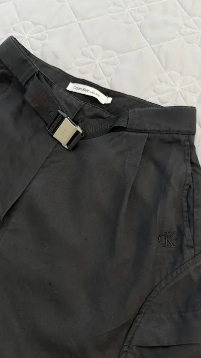 Bộ quần áo: 3 áo thun và quần short Calvin Klein, kích cỡ S