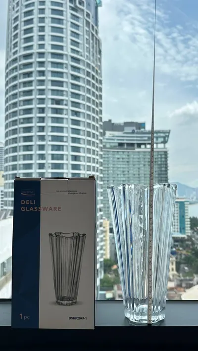 Bình hoa thủy tinh lớn – cao 24 cm, đế nặng với hình chạm nổi