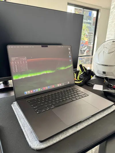 MacBook Pro M4 16" – Nearly New, Full Kit