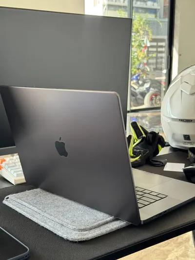 MacBook Pro M4 16" – Nearly New, Full Kit