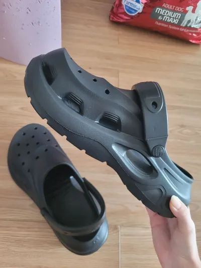 Birkenstock（尺码 42）和 Crocs – 400K 和 100K 越南盾