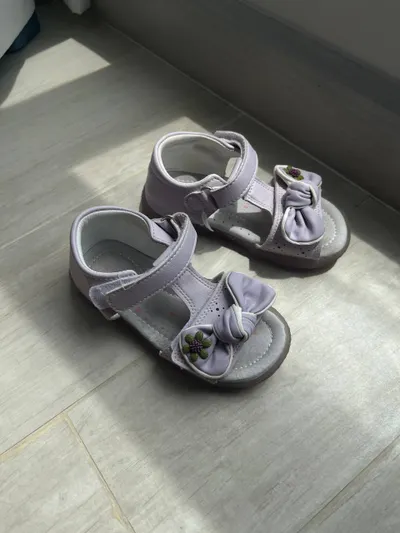 Bộ quần áo trẻ em và người lớn – Áo gió Nike, dép, váy H&M và hơn nữa