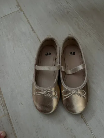 Bộ quần áo trẻ em và người lớn – Áo gió Nike, dép, váy H&M và hơn nữa