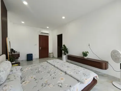 냐짱 서쪽 마이 지아의 새로운 3침실 주택 임대 – 270m², 완전 가구 완비, 월 2,800만 VND