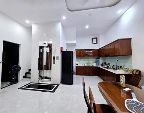 Ngôi nhà 5 phòng ngủ cho thuê ở Phía Bắc Nha Trang – ≈400m đến bãi biển, đầy đủ nội thất, 27 triệu VND/tháng