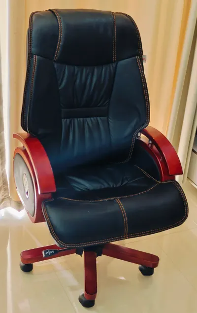 Executive Office Chair – Eco Leather & Wood – Adjustable Height