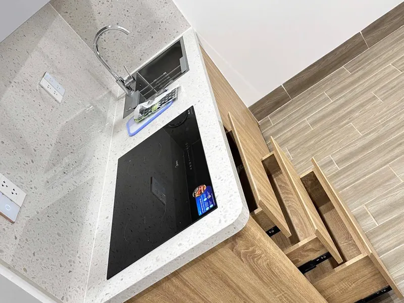 서부 냐짱 1침실 아파트 – 완전히 가구비치, 월 850만 VND